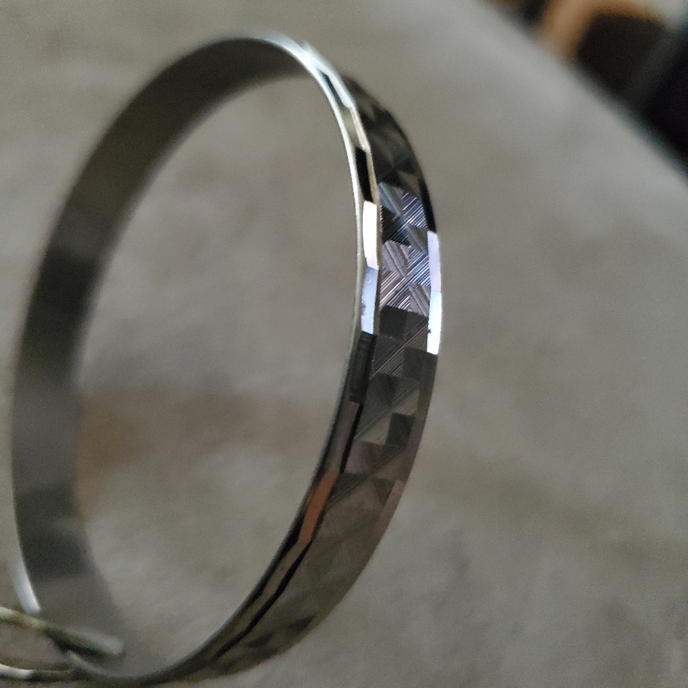 Diamond cut silver bangle - Picture 2 of 4
